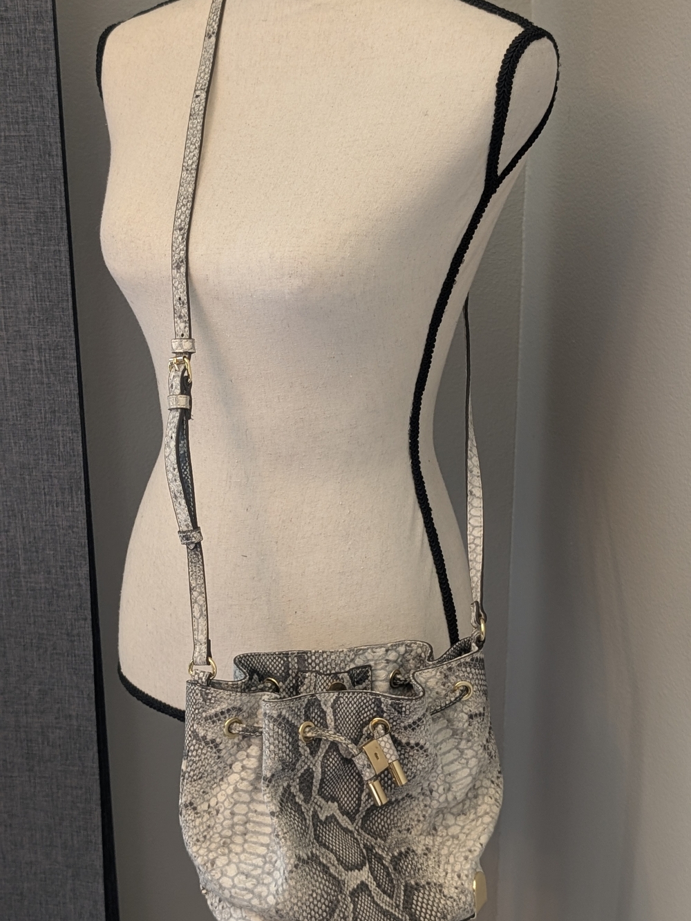 Vince Camuto Snakeskin Bucket Bag | Luxe Neutral 🐍